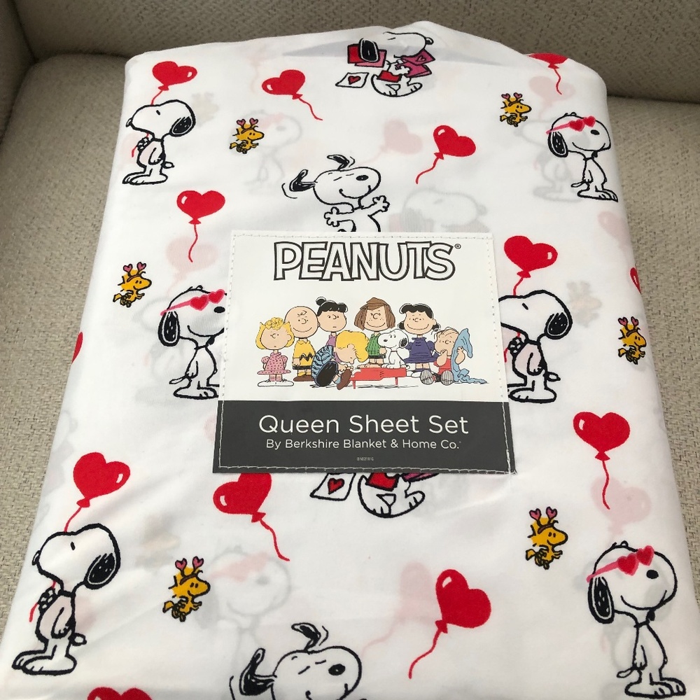 NWT Snoopy Valentine Queen Sheets